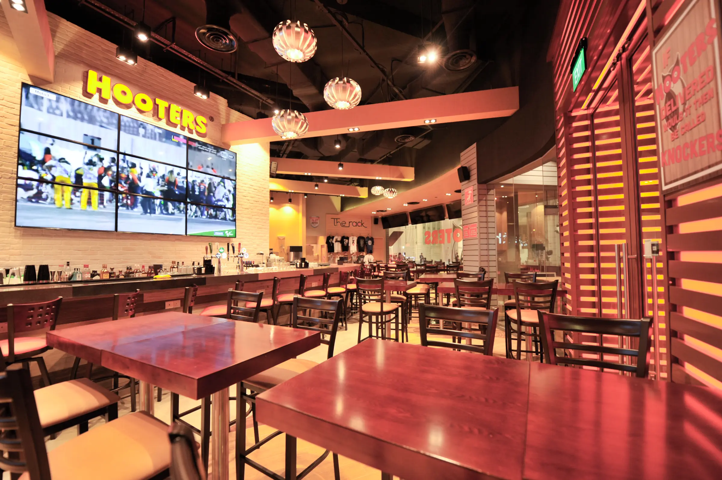 Hooters — social dining