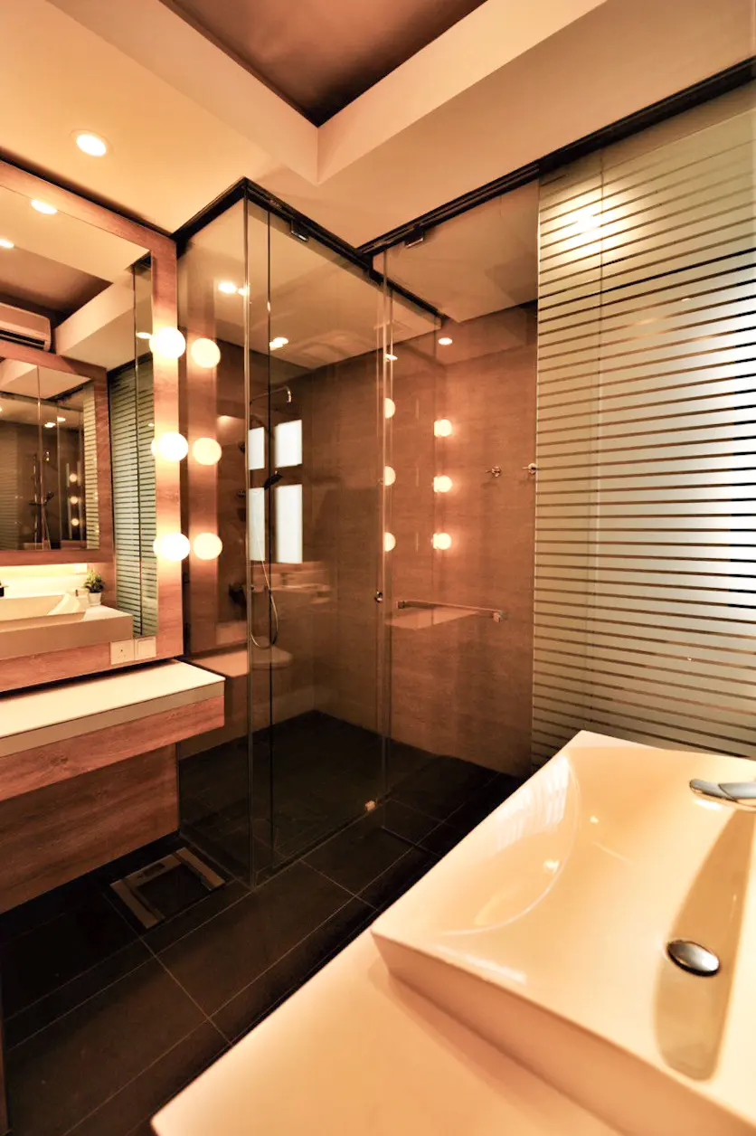 Lincoln Road — bathroom